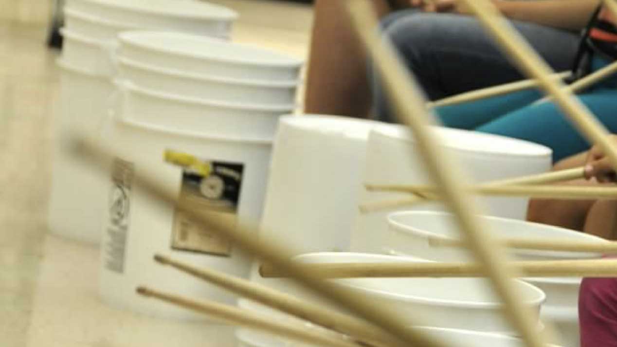 BeginnerBucketDrumming_HeadlineImage Children using the best buckets for bucket drumming